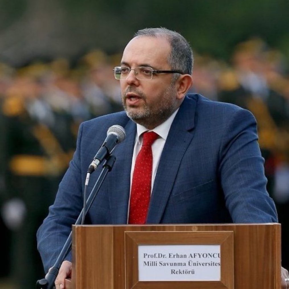 TurkcuPaylasim's tweet photo. Prof. Dr. Erhan Afyoncu’dan Lozan’ı eleştiren tarih bilmez cahillere:

▪️Öğrenciliğimden beri bunu izledim.

▪️Lozan şöyledir, Lozan böyledir filan…

▪️Ya sen Lozan'ı imzalamasaydın ne imzalayacaktın yani?

▪️Kayseri, Sivas, Tokat üçgeninden oluşan bir devlet olacaktı elinde!

▪️Başka bir şey kalmayacaktı ki!

▪️Yani 3 tane, 4 tane vilayet!

▪️Ve şu olabilir, önce siz Lozan'ın yarısı kadar bir başarı elde edin mesela!
