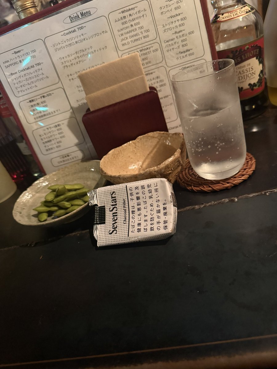 ryohan0623's tweet photo. 下北沢を離れて早10年。
久々に22からほぼ毎日29まで飲んでいたバーへ。
時代は変われど居場所は変わらず。 https://t.co/hfL9JpNx2C