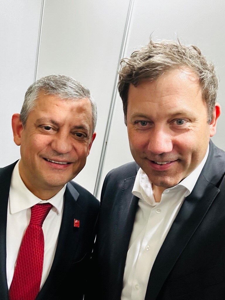 TKRgazete's tweet photo. Almanya'nın en köklü partisi Sosyal Demokrat Partisi (SPD) Eş Genel Başkanı Lars Klingbeil'den, YENİ Parti Genel Başkanı Özgür Özel'e tebrik:

"Sevgili Özgür,
CHP, tarihi boyunca pek çok engele ve baskıya karşı mücadele etti.

Kapatılarak zayıflatıldı, ancak güçlenerek yeniden geri döndü.

Şimdi yeni bir yola çıkmak zorundasınız. Bu, partinin tarihinde zor ve hüzünlü bir kopuş anlamına geliyor. 

Yeni Parti'nin kuruluşu ise güçlü ve cesur bir adım olmanın yanı sıra, demokrasi mücadelesinde tarihî bir başlangıç anlamına geliyor.

Almanya Sosyal Demokrat Partisi adına, sana ve tüm yol arkadaşlarına yeni partinizin kuruluşu dolayısıyla en içten tebriklerimi iletiyorum."
