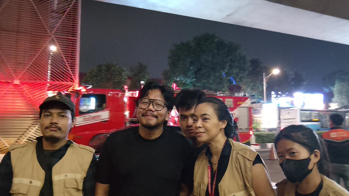 RA_leather's tweet photo. 🚨DEMO KEJAGUNG | 24 Juli 2026

📢BEM Persatuan Indonesia (BEM PI) masih bertahan menggelar aksi hingga hari mulai gelap. 

📢Perjuangan mereka dinilai belum banyak mendapat perhatian publik.

🙏 Satu repost dari kalian sangat berarti.🙏

📹bem_persatuan,indonesia