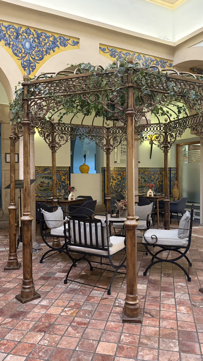 VeroSinmapa's tweet photo. 💰 Ventajas de viajar por el interior en pleno julio y agosto: alojarte en palacios históricos y comer riquísimo  por la mitad de lo que te cuesta un menú del día masificado en cualquier playa mediterránea. 
🫶 En Mérida el Hotel Ilunión Mérida Palace 
#ExtremaduraExtraordinaria https://t.co/KZnbZyG8dn