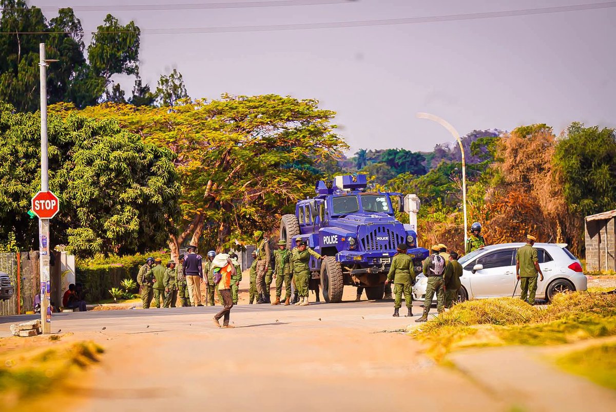 Mundubilebrian's tweet photo. Our entry into Luanshya Town here on the Copperbelt is being blocked by the Police. We have a 5 day timetable to campaign in the province, its illegal to block us from exercising our constitutional right. https://t.co/ntav0X35PW
