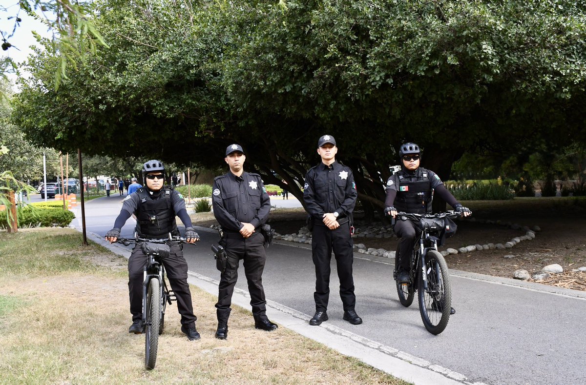 seguridadmtymx's tweet photo. Como parte de la #EstrategiaESCUDO, la Guardia Auxiliar de Mty y el Equipo Ciclista de la Policía de Mty realizan patrullajes preventivos y proximidad en el sur de la ciudad.

Presencia permanente en parques y calles para cuidar a vecinos y familias. 

#AquíSeProtege https://t.co/Dcj53XTiVB