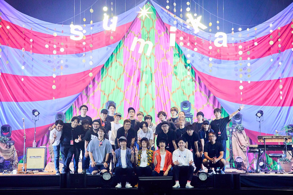 sumi_ka_min's tweet photo. 8年前の武道館とスタッフさんの数みてこれ😭😭本当にsumikaというバンドが大きくなったことを感じる😭😭😭 https://t.co/CJkGQFEvec