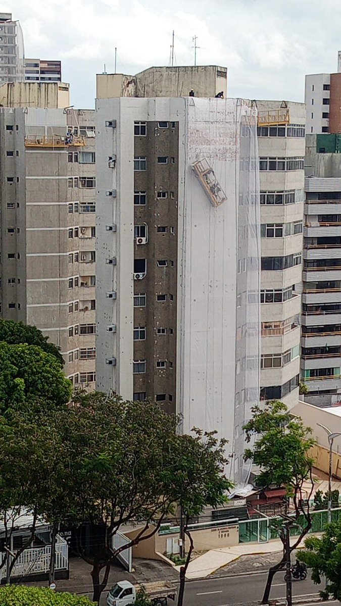 opovo's tweet photo. Operários estão pendurados neste momento em andaime do lado de fora de prédio na avenida Barão de Studart, em Fortaleza.

📷 e🎥Dalwton Moura / especial para O POVO https://t.co/F1vRr52Xig