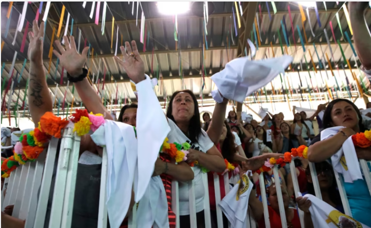 CaleidoHumano's tweet photo. La ofrenda de unas reclusas chilenas a las víctimas de los terremotos en Venezuela: “La solidaridad no se pierde por estar en una cárcel”

Las prisioneras de la penitenciaría de San Joaquín organizaron una colecta para enviar un aporte de unos 400 dólares a los venezolanos afectados por los temblores del 24 de junio https://t.co/W2OMg54yZC

Vía @el_pais