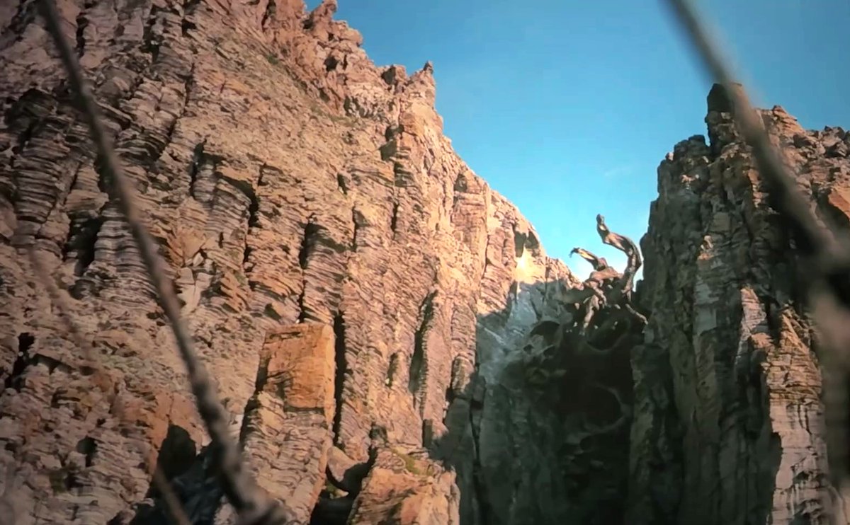 Sithtrek's tweet photo. The shot of Scylla scurrying back to the mountains with it's prey was so creepy though

#TheOdyssey https://t.co/KFKV63OneV