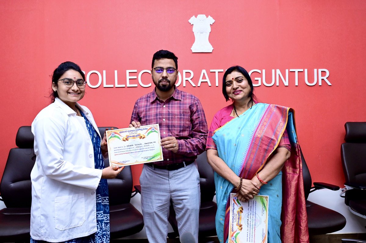 CollectorGuntur's tweet photo. ప్రపంచ జనాభా దినోత్సవాన్ని పురస్కరించుకుని కుటుంబ సంక్షేమ కార్యక్రమాల అమలులో విశేష సేవలు అందించిన వైద్యాధికారులు, అలాగే గర్భిణీలను 100 శాతం **ABHA (ఆయుష్మాన్ భారత్ హెల్త్ అకౌంట్)**తో అనుసంధానం చేసిన ఆరోగ్య సిబ్బందిని జాయింట్ కలెక్టర్ శ్రీ అశుతోష్ శ్రీవాస్తవ గారు అభినందించారు. కలెక్టరేట్ డీఆర్సీ హాల్‌లో నిర్వహించిన కార్యక్రమంలో ప్రోగ్రామ్ ఆఫీసర్లు డా. ఈ. అన్నపూర్ణ, డా. కె. సుజాత, డీపీఎంఓలకు ప్రశంసా పత్రాలు అందజేశారు. ప్రజారోగ్య పరిరక్షణ, కుటుంబ సంక్షేమ కార్యక్రమాల అమలులో వారి సేవలు ఆదర్శప్రాయమని ప్రశంసించారు.

ప్రభుత్వం అమలు చేస్తున్న ఆరోగ్య, కుటుంబ సంక్షేమ కార్యక్రమాలను మరింత సమర్థవంతంగా ప్రజలకు చేరవేసేందుకు ఇదే స్ఫూర్తితో పనిచేయాలని సూచించారు.
#FamilyWelfare #ABHA #MedicalOfficers #CollectorGuntur #GunturUpdates