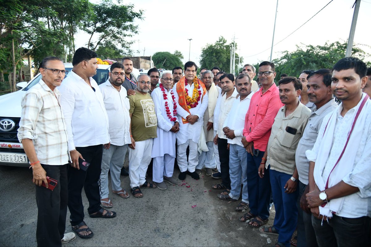 aksharmaBharat's tweet photo. झांसी से लखनऊ वापसी के रास्ते कोटरा जालौन में  रोक कर नगर निकायों के माननीय अध्यक्ष, भाजपा पदाधिकारी, कार्यकर्ता एवं शुभेच्छुओं ने स्वागत करके स्नेह और सम्मान दिया।

आप सभी के इस अपार स्नेह व अपनत्व के लिए हृदय से आभार!

@narendramodi @myogiadityanath 
 @AmitShah @NitinNabin @mppchaudhary @idharampalsingh 
#NayeBharatKaNayaUP 
#GoodGovernance #HumaraUP #VikasExpress