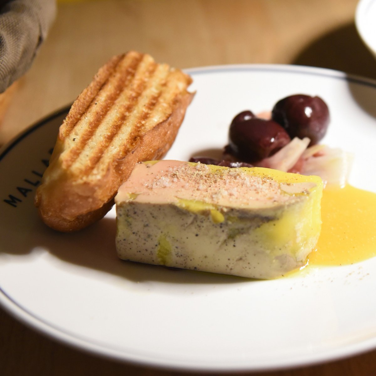 HugoGloss's tweet photo. O presidente Luiz Inácio Lula da Silva sancionou a lei que proíbe a produção e a comercialização de produtos obtidos por meio de alimentação forçada de animais, como o foie gras.

📸: Luna Wang/Unsplash; Marcelo Camargo/Agência Brasil https://t.co/0mIafXoXuP