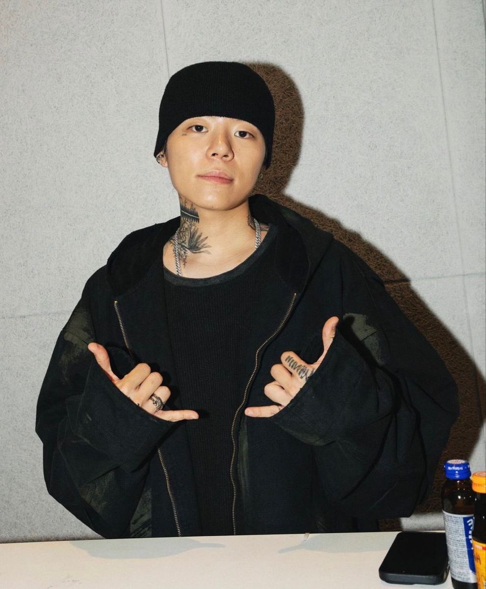 now_im_baldhead's tweet photo. 이 포즈할때는 무조건 영혼 없는 표정으로 해야되나봄. https://t.co/mW3JuHE1qK