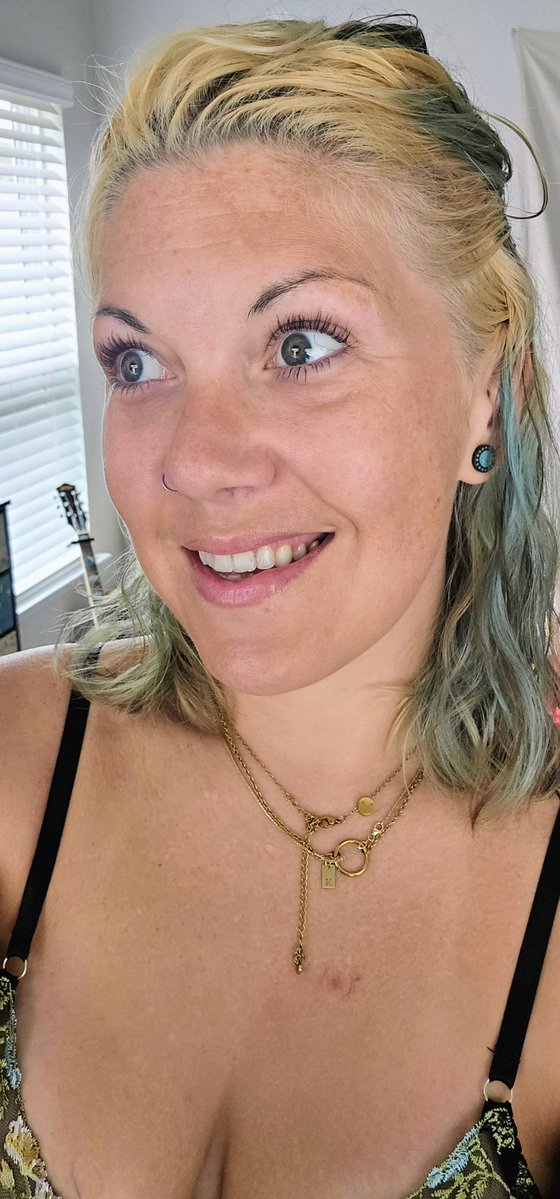 ClassyKatie's tweet photo. I'M BACK AND LIVE WITH A NEW AND INPROVED FADED FRIDAY

COME SAY HELLO TO FADEDFRIBOT

TTV// ClassyKatie https://t.co/sRpH4QwwWy