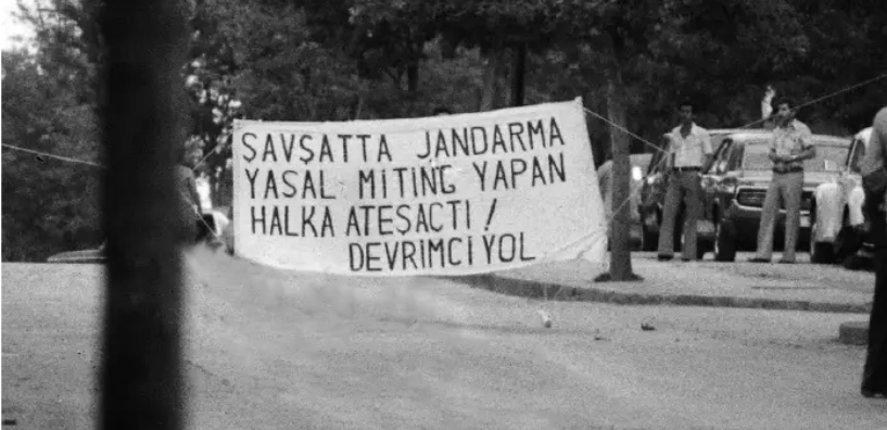 Yolcular47's tweet photo. Devrimci Yol tarafından Şavşat Katliamı'nı teşhir etmek için asılan bombalı pankart

İstanbul