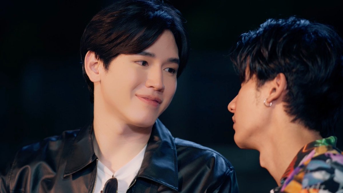 GMMTV's tweet photo. "ถ้าเรารักกันมากพอ ต่อให้ไกลแค่ไหน เราก็ทำให้มันเวิร์กได้"

#ADogAndAPlaneEP9
@Tawan_V @new_thitipoom https://t.co/F0bVvX1qVT