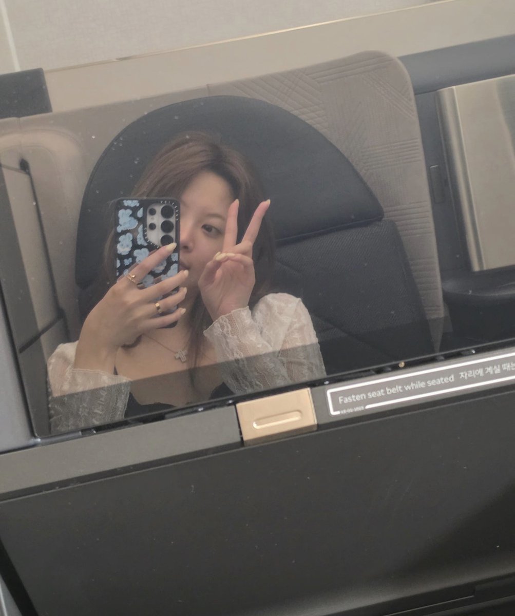 sserapics's tweet photo. #HONGEUNCHAE weverse DM update

: bye bye selfie 👋
: i was gonna send it saying, “i’ll be back from tour~”
: but then i remembered…
: i actually passed out on the plane.
: and just now i remembered i had it saved in the gallery.

: y/n, good night~~
: i’m gonna sleep early today.
: i’ll do my best at tomorrow’s concert!!
: bye 🤍
