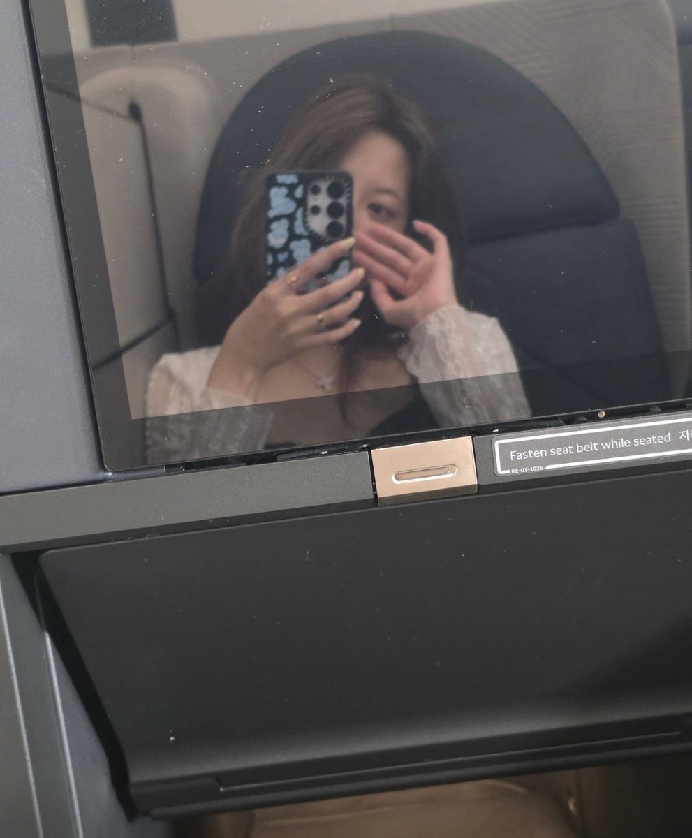 sserapics's tweet photo. #HONGEUNCHAE weverse DM update

: bye bye selfie 👋
: i was gonna send it saying, “i’ll be back from tour~”
: but then i remembered…
: i actually passed out on the plane.
: and just now i remembered i had it saved in the gallery.

: y/n, good night~~
: i’m gonna sleep early today.
: i’ll do my best at tomorrow’s concert!!
: bye 🤍