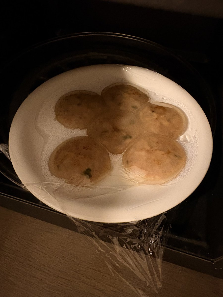 DoraAcchan's tweet photo. 丸餃子のレンチンミスってクラゲになってもた… https://t.co/ktyXbPLsFy