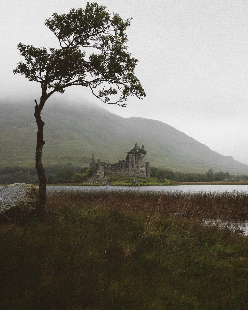 SarahTorreecb's tweet photo. I spent half my time in the Scottish Highlands tiptoeing through boggy puddles, especially on the walk to Kilchurn Castle. We had the place to ourselves, except for an older couple fishing by the loch https://t.co/N35gzZQ1eJ