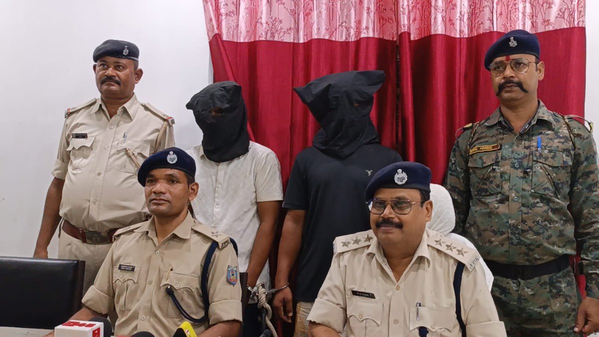 GIRIDIHPOLICE's tweet photo. पुलिस अधीक्षक, गिरिडीह को मिली गुप्त सूचना के आधार पर साइबर अपराधियों के विरूद्व छापामारी की गई जिसमें 02 (दो) साइबर अपराधी को गिरफ्तार किया गया तथा उनके पास से मोबाईल-06, फर्जी सीम कार्ड-07,  I-ped 01 एवं मोटरसाइकिल-02 बरामद कर, साइबर अपराध थाना काण्ड संख्या- 22/26 दर्ज करते हुए गिरफ्तार अभियुक्तों  को न्यायिक अभिरक्षा में भेजा गया।

@JharkhandPolice @amolhomkar_IPS 
@DigHazaribagh @Michaelraj_ips #BNS #BNSS @jharkhandCMO