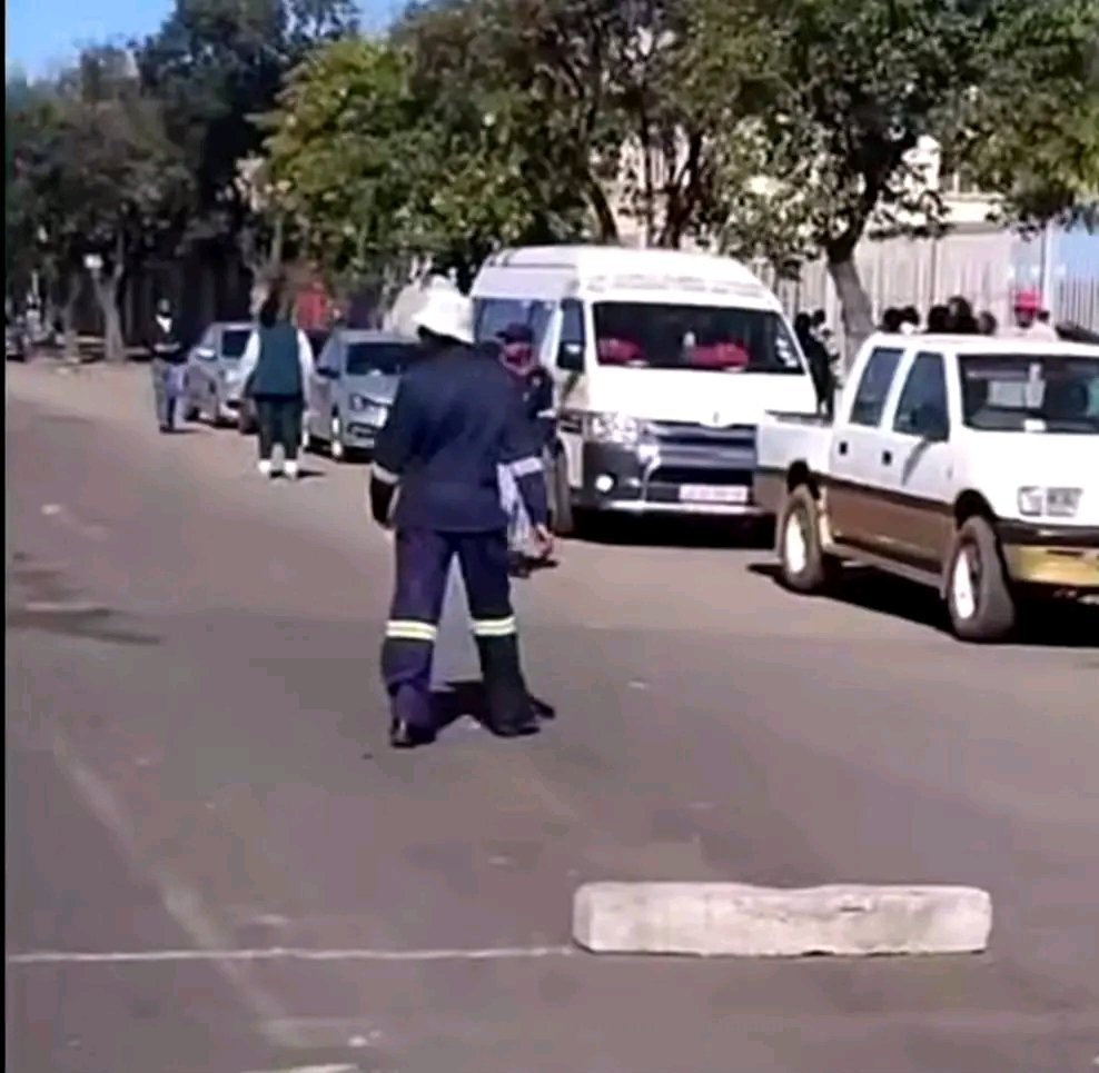 joy_zelda's tweet photo. Illegal Foreigners are Attacking South Africans in Vereeniging and the @SAPoliceService have run away, Why is the media so muted about this, Premier Panyaza Lesufi is needed here 

They burning buildings,throwing stones they willing to kill just to stay in South Africa illegal https://t.co/VR8DmJtaCr