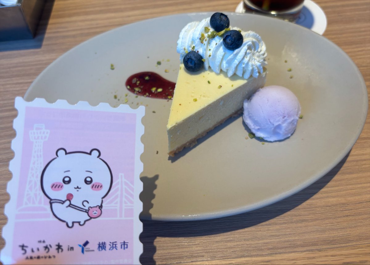 9_ixi_'s tweet photo. ちいかわの横浜コラボのステッカーは対象店舗が多くて◎

飲食店だけじゃなくて物販もあって本当に助かった（ちいかわバケツのポップコーンを食べた後だから）

個人的には（狭義の）ちいかわステッカーの対象店舗になかなか辿り着けなくて大変だった。 https://t.co/vAstal0gJg