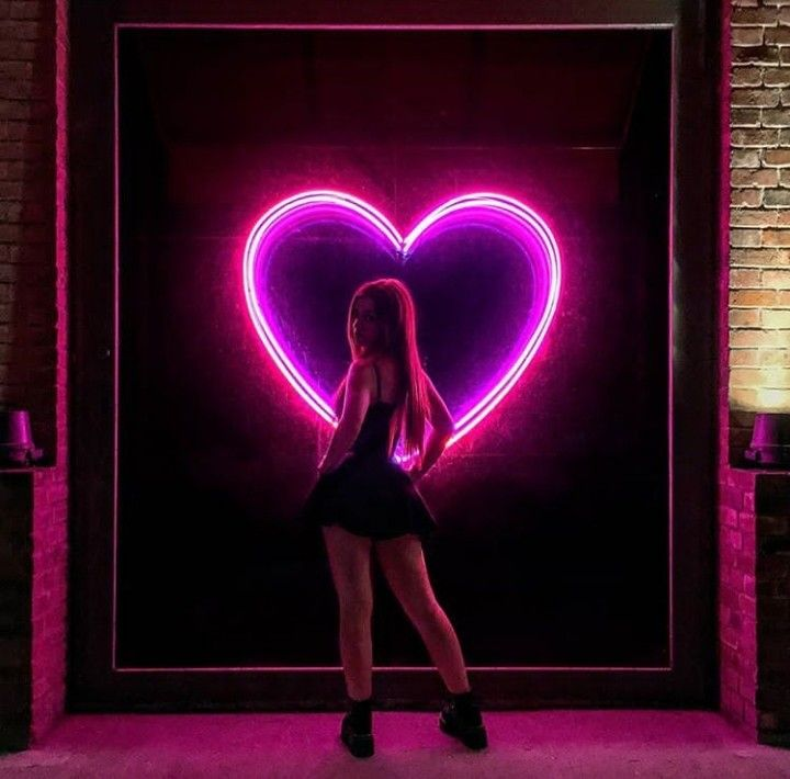 Wtf11Marie's tweet photo. @jirilobkowicz1 Jirko co to zase blbneš, to srdíčko je přece symbol pro nevěstince a havloidy :-) https://t.co/EnaP41h0C5