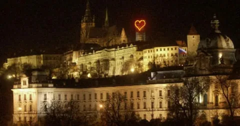Wtf11Marie's tweet photo. @jirilobkowicz1 Jirko co to zase blbneš, to srdíčko je přece symbol pro nevěstince a havloidy :-) https://t.co/EnaP41h0C5