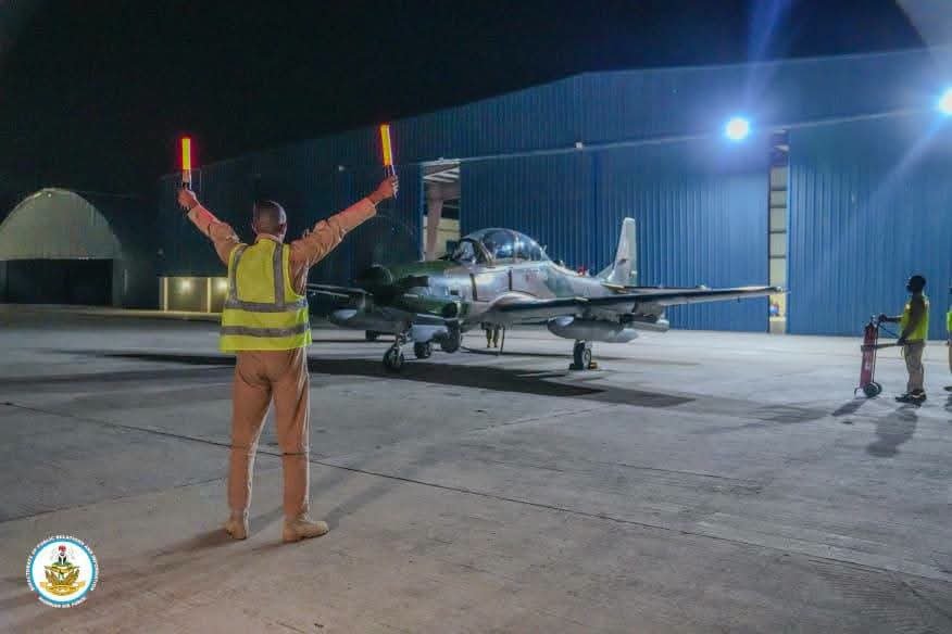 asakegrnfp's tweet photo. Strategic communication goes beyond press releases.
Under the leadership of Air Commodore Ehimen Ejodame, journalists experienced day and night
patrols, interacted with frontline personnel and witnessed the professionalism behind Nigeria
's air operations.
#NAFFrontlineInsight https://t.co/yhmDzhP2Mq