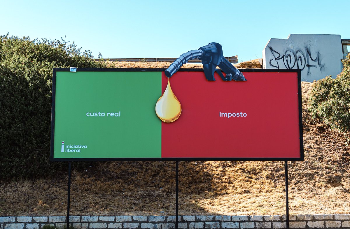 LiberalPT's tweet photo. 🇵🇹 BAIXAR O CUSTO DO COMBUSTÍVEL JÁ!

O preço da gasolina e do gasóleo continua a subir. Na próxima semana sobe outra vez. 

Só nestas duas semanas o gasóleo subiu cerca de 20 cêntimos por litro e a gasolina cerca de 10 cêntimos por litro. 

METADE DO QUE PAGAMOS SÃO IMPOSTOS

Em Abril deste ano, a Iniciativa Liberal fez aprovar uma proposta na AR que obriga a descer o ISP em cerca de 30 cêntimos por litro. A proposta teve o voto contra do PSD mas passou e o governo tem de a implementar e baixar o custo dos combustíveis em 30 cêntimos por litro. 

Porque não o faz? Porque não cumpre o que o Parlamento aprovou? Basta de engordar o Estado à custa da vida das pessoas. Aliviar os portugueses, baixar o ISP já. 

Simula aqui quanto pagas em impostos sempre que metes gasolina ou gasóleo no depósito: https://t.co/x8JJy3G8Lv