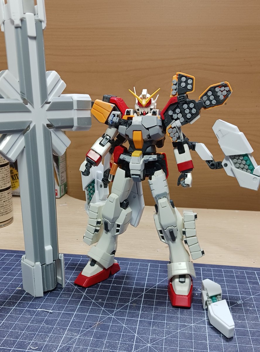 KK3c7v38huc7t0Z's tweet photo. と、言うわけで作りました～

#プロメテウス 7日目…かな?
スライドしてミサイルが見えると映えるかな?と。
形状が一部しかわからないので、あとはでっち上げで(笑)
サイド装甲からアームで繋ごうかね

腰周り、フトモモも少しいじり始めました

#ガンダムW
#ガンプラ
#スクラッチ https://t.co/5eABsaopQl