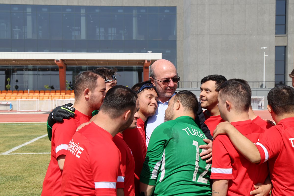a_pekyatirmaci's tweet photo. Amerika’da düzenlenecek Dünya Şampiyonası öncesindeki son hazırlık kampını şehrimizde gerçekleştiren Down Sendromlu Futsal Milli Takımımızı, Sporcu Seçme ve Yetiştirme Merkezimizde ağırlamaktan büyük mutluluk duyduk.

Selçuklu Spor Okullarımızın öğrencileriyle oynanan hazırlık maçında sporun birleştirici gücüne ve fair-play ruhuna bir kez daha tanıklık ettik.

Ay yıldızlı formayla ülkemizi Dünya Şampiyonası’nda temsil edecek Down Sendromlu Futsal Milli Takımımıza gönülden başarılar diliyor, sporcularımıza ve teknik ekibimize üstün başarılarla dolu bir turnuva temenni ediyorum. 🇹🇷 

Yolunuz açık, başarılarınız daim olsun. ⚽

| @MCintimar

📌 Selçuklu Sporcu Seçme ve Yetiştirme Merkezi

#SporunMerkeziSelçuklu