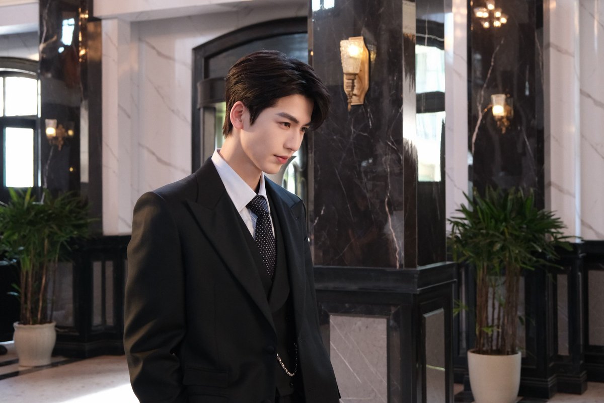 everydayzlh's tweet photo. •072426• zlh studio weibo update 🪐

studio shares new behind the scene pics of #zhanglinghe as murong qingyi in drama #Overdo 🎬🔥 https://t.co/TolziE0N4j