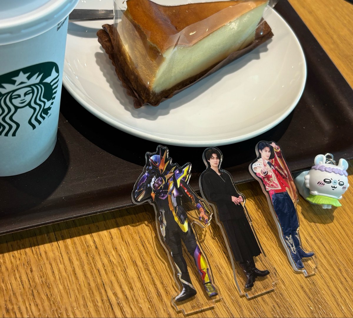 fuwatian's tweet photo. マジで全部かっこよすぎて面白すぎて、ちいかわもギャバンゼッツもM!LKも全部わかる人と語り合いたい気持ち止められない　けど友達も知り合いのみるきーずも知り合いのオタクも全くいないため、歯を食いしばってスタバに転がりこむことしかできない https://t.co/VZAqThtMrp