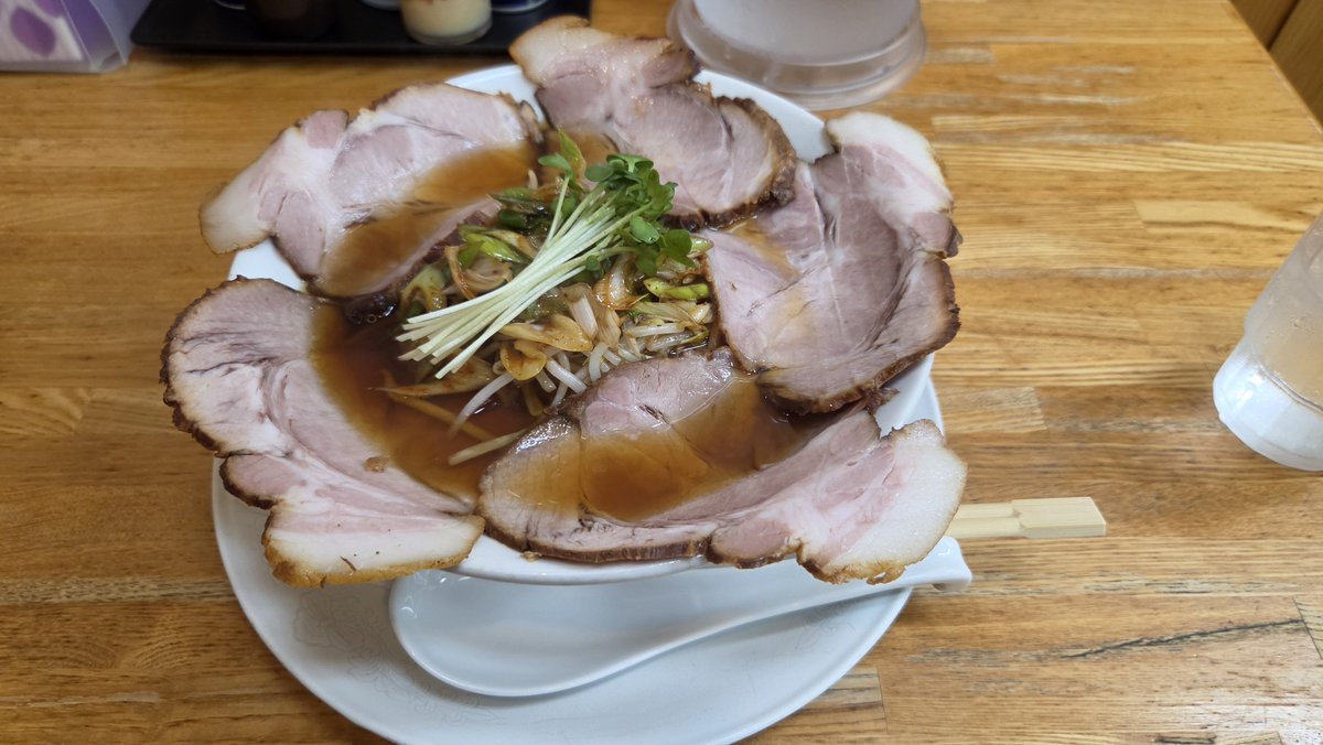 masa_to1985's tweet photo. 今日の晩ご飯は再び帯広市内に戻り、ラーメン屋[らーめん みすゞ]さんで[みすゞチャーシュー麺(醤油)]をいただきました🍜

久しぶりのみすゞさんのラーメン美味しかったぁ～♪
女将さんの接客も相変わらず最高でした👍✨

ごちそうさまでした～🙏✨ https://t.co/18VJKdUHP8