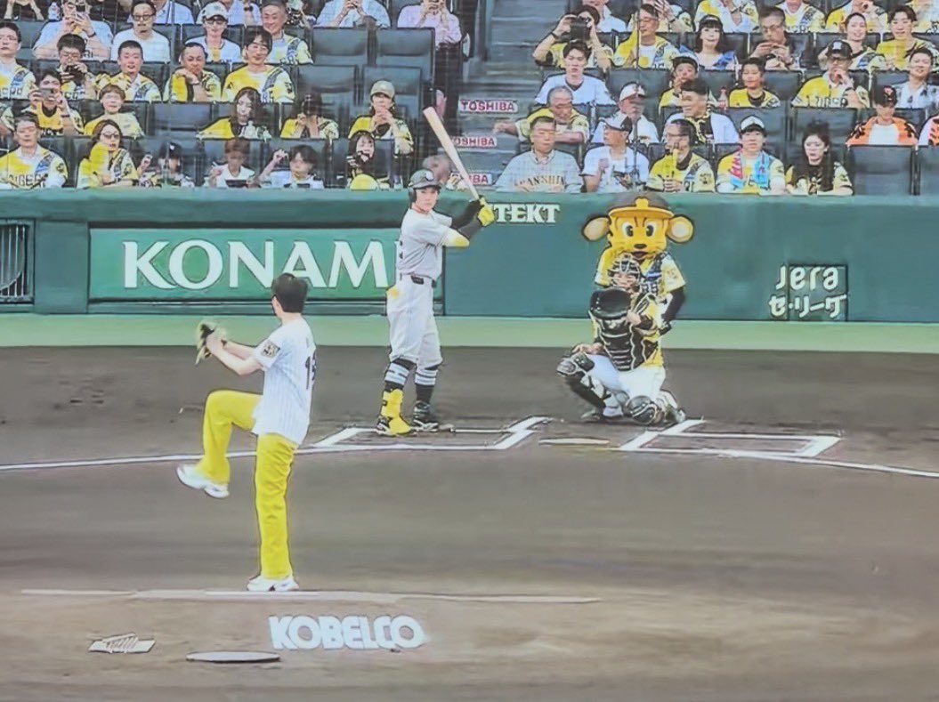 Londoncallingm1's tweet photo. ありちゃんこと
宝塚歌劇団星組トップスター
暁千星始球式⚾️

なんでや、アナウンサー、
お父上は最多勝投手
山内和宏氏と紹介しないんや
お父さんと同じ18番付けてきたんやで🥰しかしサウスポーだったのね

きちんとマウンドの土直して帰った👏おつかれさまかっこよかった
RRR観に行くよ〜 https://t.co/MVZ32hqcfi
