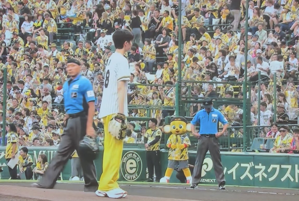 Londoncallingm1's tweet photo. ありちゃんこと
宝塚歌劇団星組トップスター
暁千星始球式⚾️

なんでや、アナウンサー、
お父上は最多勝投手
山内和宏氏と紹介しないんや
お父さんと同じ18番付けてきたんやで🥰しかしサウスポーだったのね

きちんとマウンドの土直して帰った👏おつかれさまかっこよかった
RRR観に行くよ〜 https://t.co/MVZ32hqcfi
