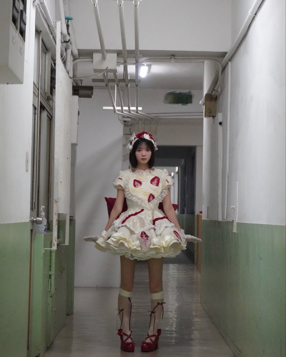 yuhane_official's tweet photo. 『IDOL FILE Vol.42』の撮影で
ショートケーキになりました🍰♥️
2026年8月28日(金)発売予定です！
ぜひチェックしてね〜！ https://t.co/qyi45xNnGB