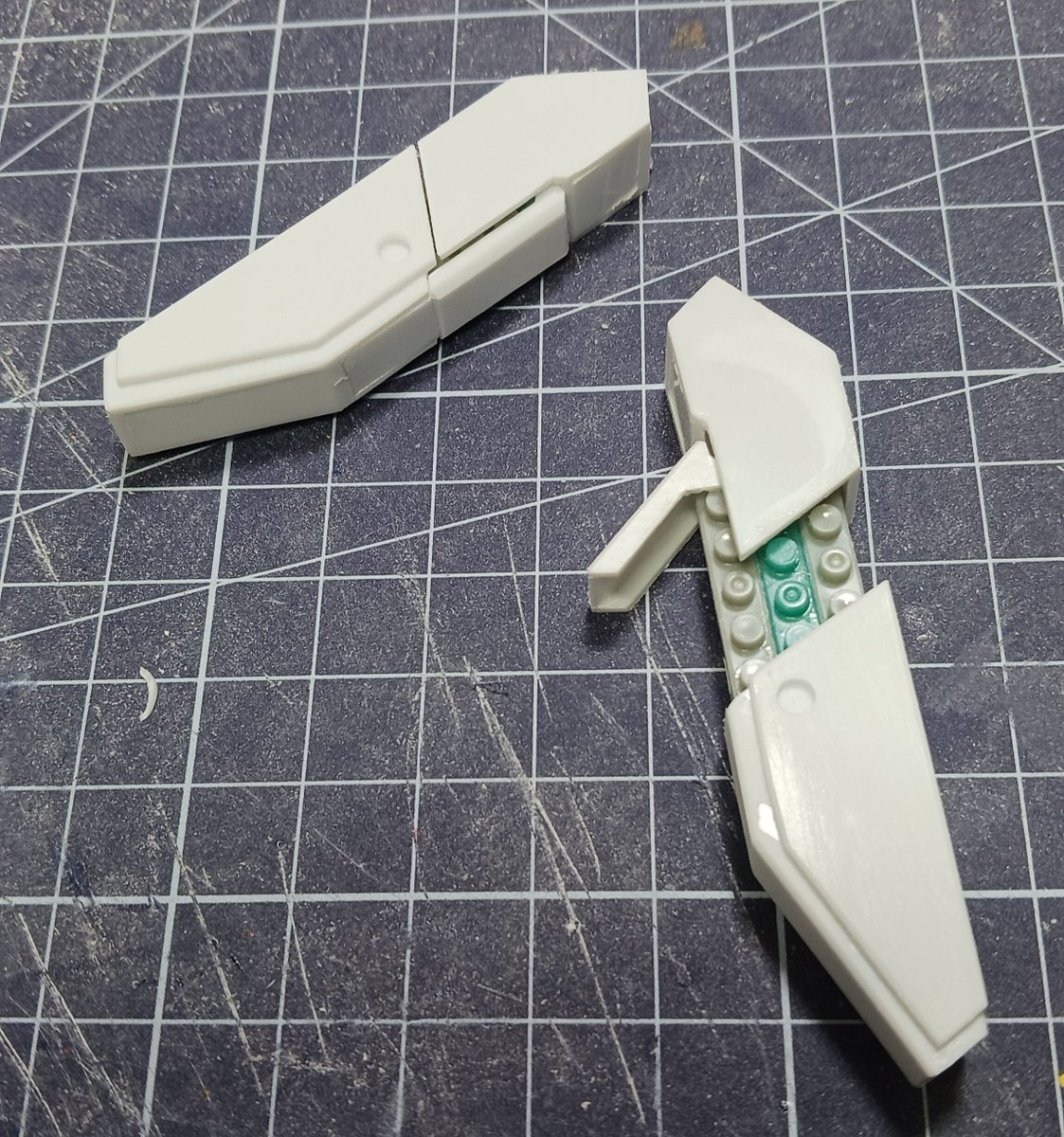 KK3c7v38huc7t0Z's tweet photo. と、言うわけで作りました～

#プロメテウス 7日目…かな?
スライドしてミサイルが見えると映えるかな?と。
形状が一部しかわからないので、あとはでっち上げで(笑)
サイド装甲からアームで繋ごうかね

腰周り、フトモモも少しいじり始めました

#ガンダムW
#ガンプラ
#スクラッチ https://t.co/5eABsaopQl