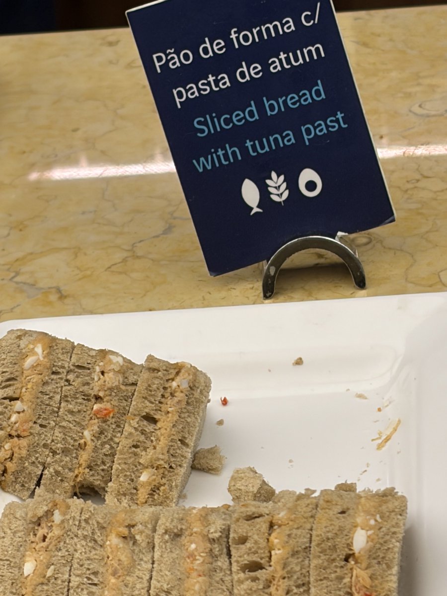 kvpi's tweet photo. ANA lounge Porto! I am now absolutely fascinated with this tuna sandwich's past. Maybe not fascinated enough to actually eat it. https://t.co/INjhs8jwln