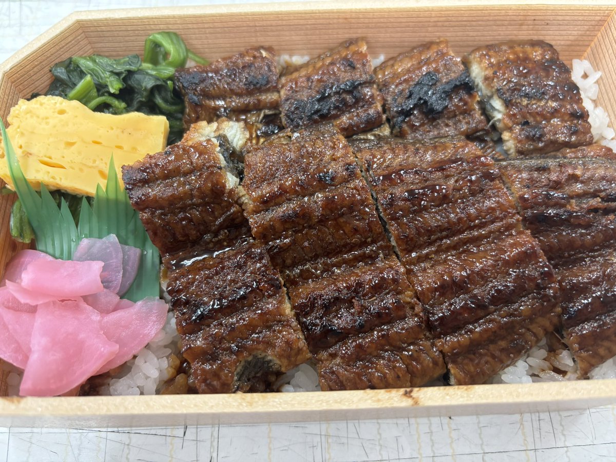 Itoken925's tweet photo. 今日のお昼はうなぎ弁当
毎年恒例会社支給ですw https://t.co/agAy7i5MT1