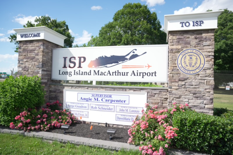 LIMacArthur's tweet photo. This is your sign to book a summer trip at ISP! Six air carriers to 16 nonstop destinations! @AveloAir @BreezeAirways @CapeAir @FlyFrontier @JetBlue @SouthwestAir βοΈβ¨β€οΈ
#travelfinds #airports #aviation #flymacarthur #summertravel https://t.co/78ZDFFYyRL
