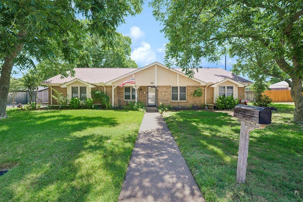 justinnimergood's tweet photo. Bedford buyers, don’t blink—this 4-bed beauty on a quarter-acre lot won’t stay active for long! 🏡
Single-story comfort with 1,874 sq ft, 2 baths, an open layout, and stylish 2019 updates ready for your next move.
#BedfordTX #DreamHome https://t.co/hrhD2sLrMN