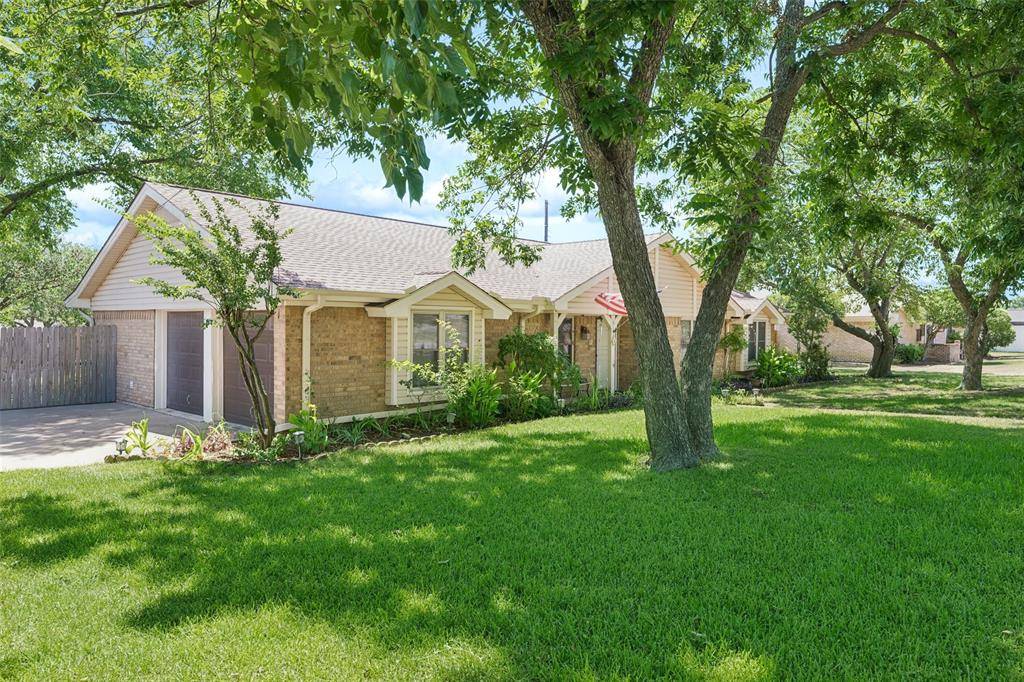justinnimergood's tweet photo. Bedford buyers, don’t blink—this 4-bed beauty on a quarter-acre lot won’t stay active for long! 🏡
Single-story comfort with 1,874 sq ft, 2 baths, an open layout, and stylish 2019 updates ready for your next move.
#BedfordTX #DreamHome https://t.co/hrhD2sLrMN