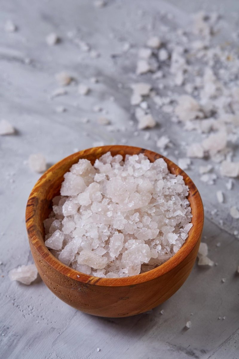 vogueturkiye's tweet photo. Sosyal medyada hızla yayılan #SaltStomping trendi, daha iyi uyku ve daha az stres vaat ediyor. Peki iri taneli tuzun üzerinde birkaç dakika durmanın gerçekten bilimsel bir karşılığı var mı?
Detaylar haberimizde: https://t.co/ESMQqwx9p4 https://t.co/sJ17rf5Xfi