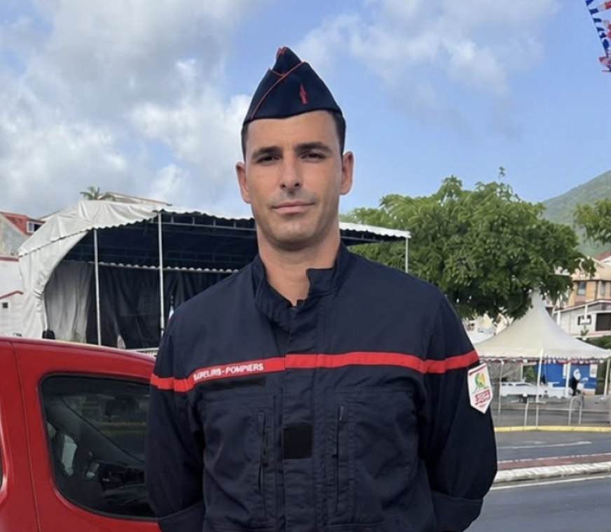 HopeMediaFR's tweet photo. 🇫🇷 Mattias Girini, pompier volontaire en Guadeloupe, a nagé près de 2 km pour sauver une famille de la noyade à la Barbade ! 

Il a ramené les trois personnes saines et sauves jusqu'au rivage. Une cérémonie a ensuite été organisée à Basse-Terre pour honorer son acte. 🏊‍♂️🔥 

📰 RCI Web