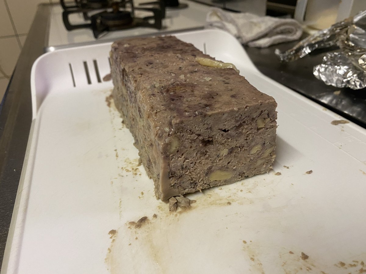 confession_1028's tweet photo. 昨日焼いたパテをさらに一晩寝かせて完成！
最近家で作った中では過去一美味い！
明日から食べる機会ないから完全に作るタイミング間違えたけどー😆 https://t.co/y6ocBkXx79