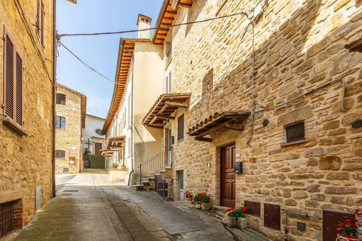 italianhouses's tweet photo. 🏰🌿 Authentic stone home within the walls of #Gaglietole Castle!
🍽️Wood-burning stove
🌄Hill views
💶€125,000
❓Castle home or holiday retreat?
https://t.co/4tMlIZ1Vcg
#PropertyItaly #Umbria #Perugia #Collazzone https://t.co/apuBMsw7D0