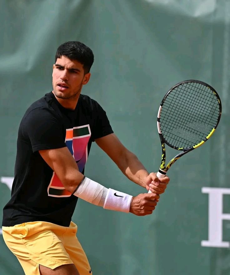 alcarazzupdates's tweet photo. According to @el_pais, Alcaraz will soon stop using the indoor court and start practicing outdoors at @clubcampomurcia 🎾

If all goes well, he will travel to the US for Cincy and the US Open, with the first as a test. He has already received the official balls to use in practice https://t.co/d6blixfj57