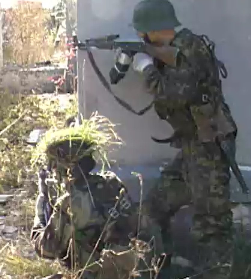 Wrongfal's tweet photo. Estonian defense league in early 90s was such a vibe. US M81 uniforms, russian AKs and german stahlhelm https://t.co/ha2GOVMpJS