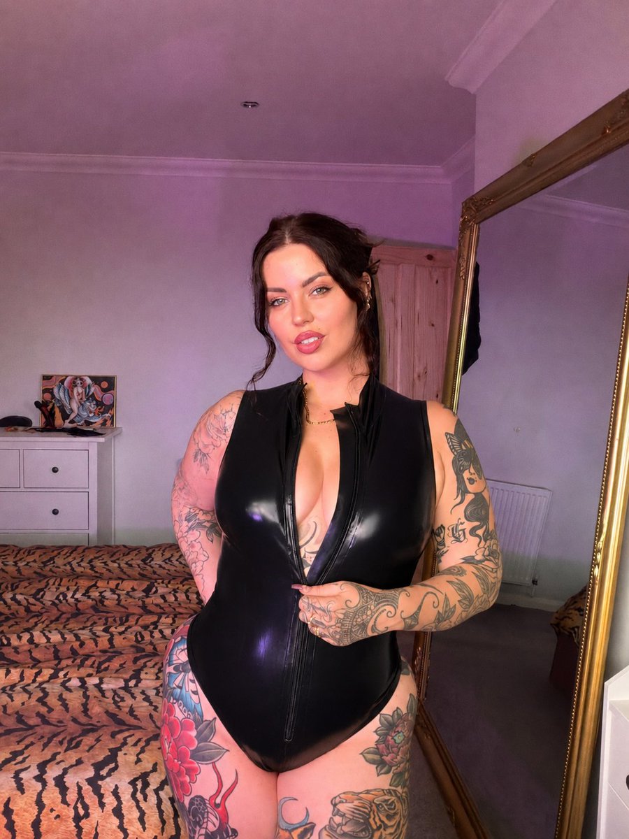 Bigbadmami's tweet photo. this outfit deserve more than one look, don't you think? 😉 #fridayvibes https://t.co/ibDTV57igh